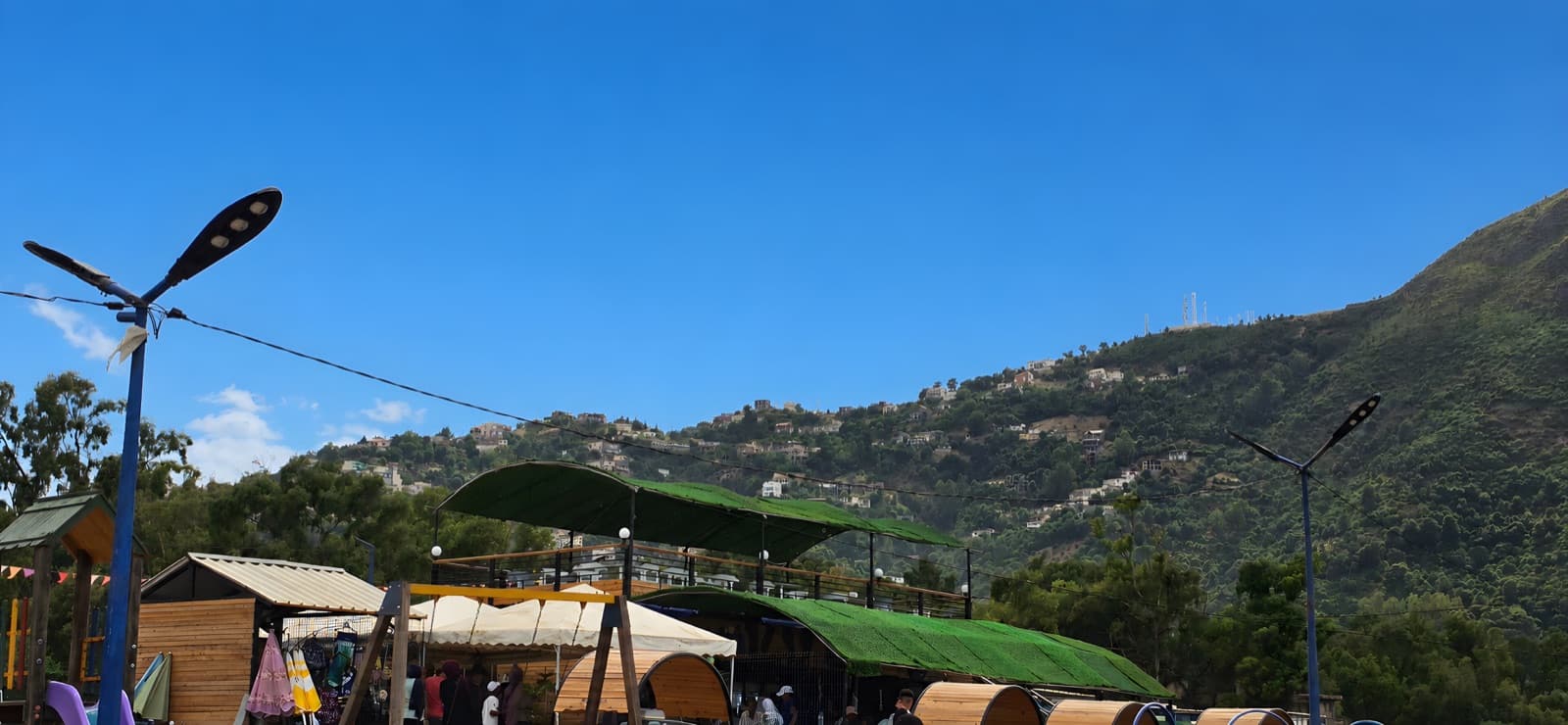La colline et le village au-dessus d'Aokas