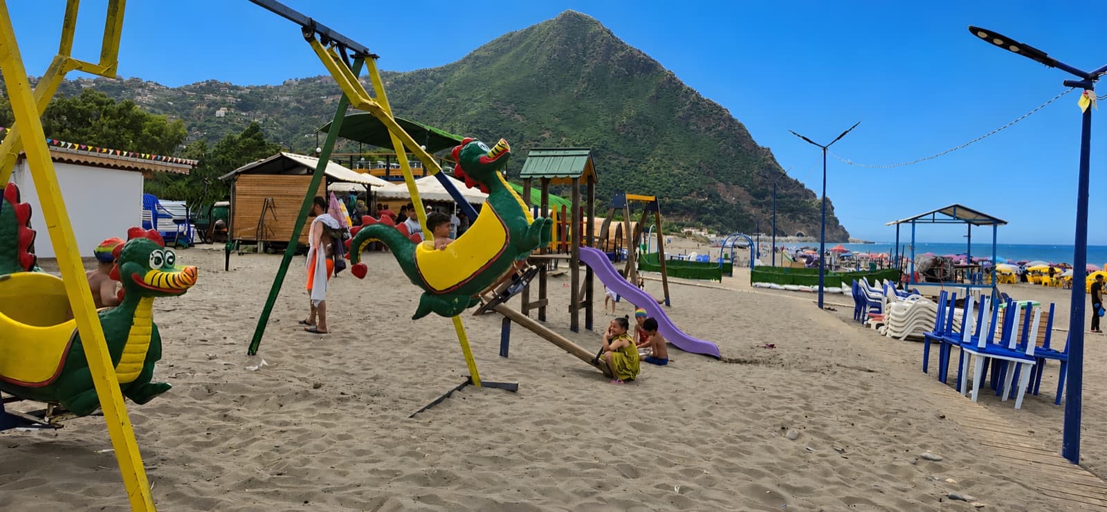 Aire de jeux pour enfants, manège et toboggan