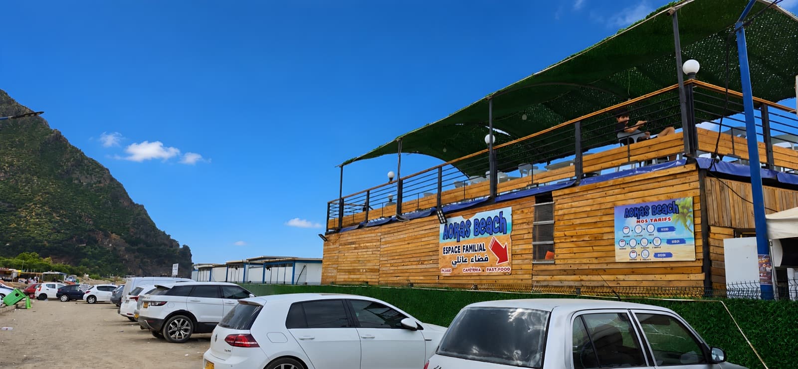 Façade en bois d'Aokas Beach et ses tarifs