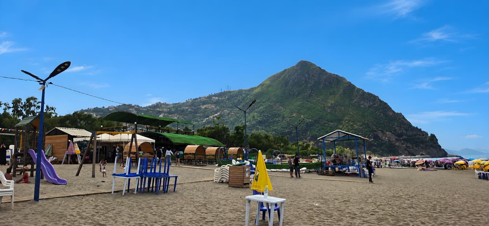 Vue large sur la terrasse et les jeux depuis la plage
