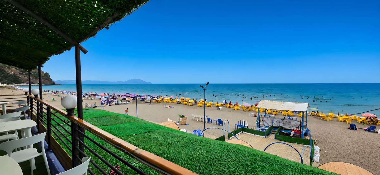 Vue sur la plage depuis la terrasse