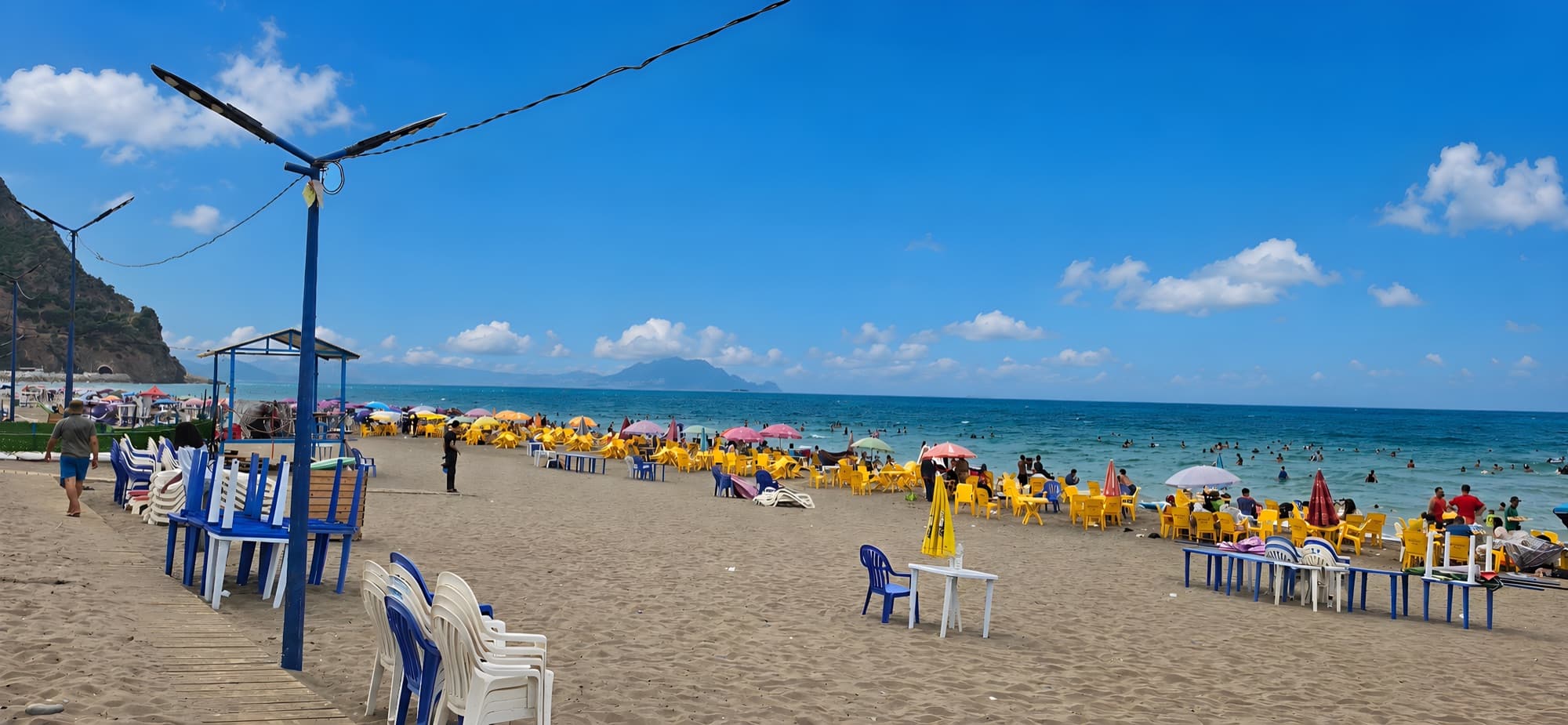 La baie d'Aokas vue depuis la plage, côte de Béjaïa au loin